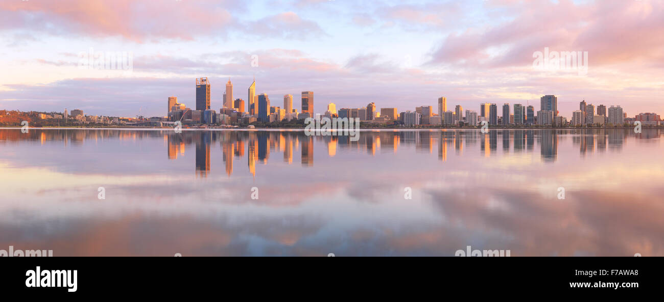 Lo skyline della città si riflette nel fiume Swan di sunrise Foto Stock