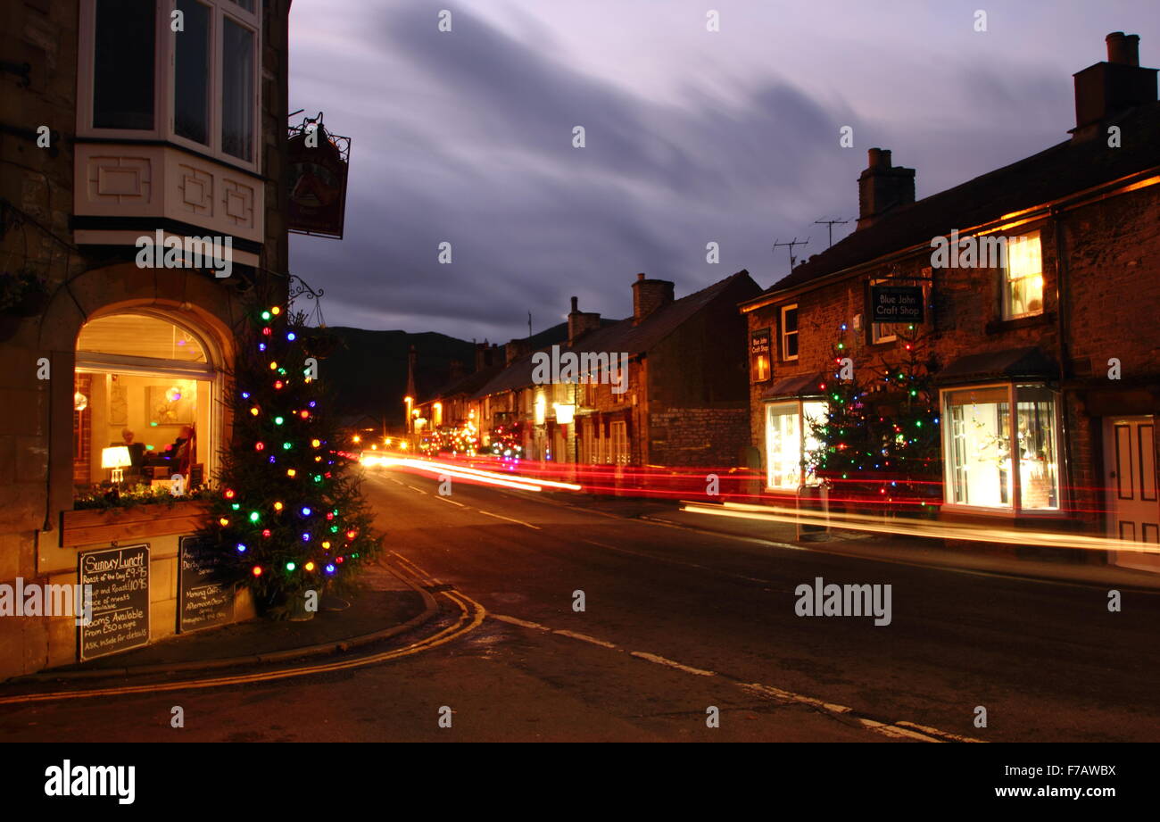 Le luci di Natale sulla strada principale di Castleton village, Parco Nazionale di Peak District, Derbyshire,l'Inghilterra, Regno Unito Foto Stock