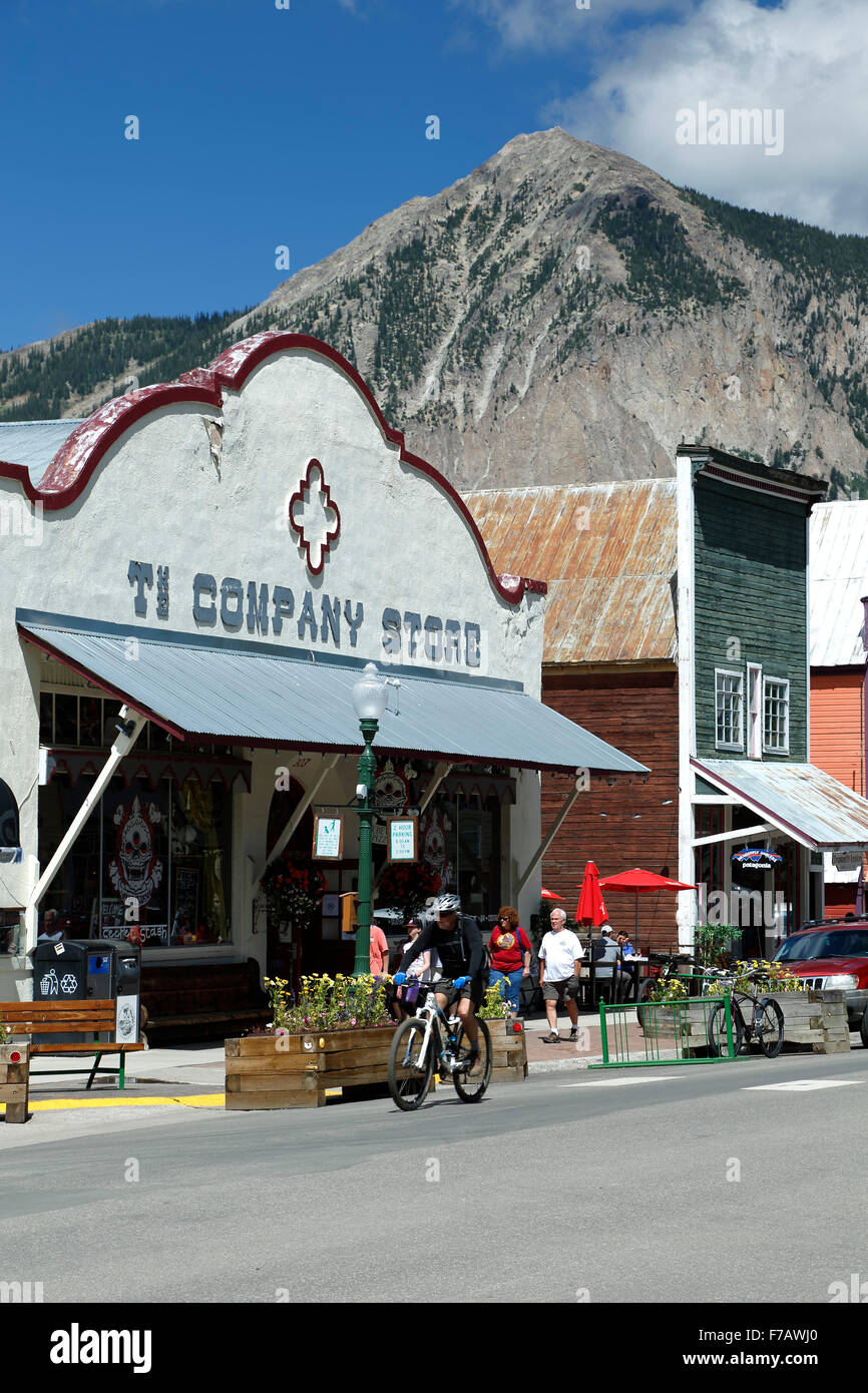 Centro storico, ciclista e Mount Crested Butte (12,162 ft.), Crested Butte, Colorado, STATI UNITI D'AMERICA Foto Stock