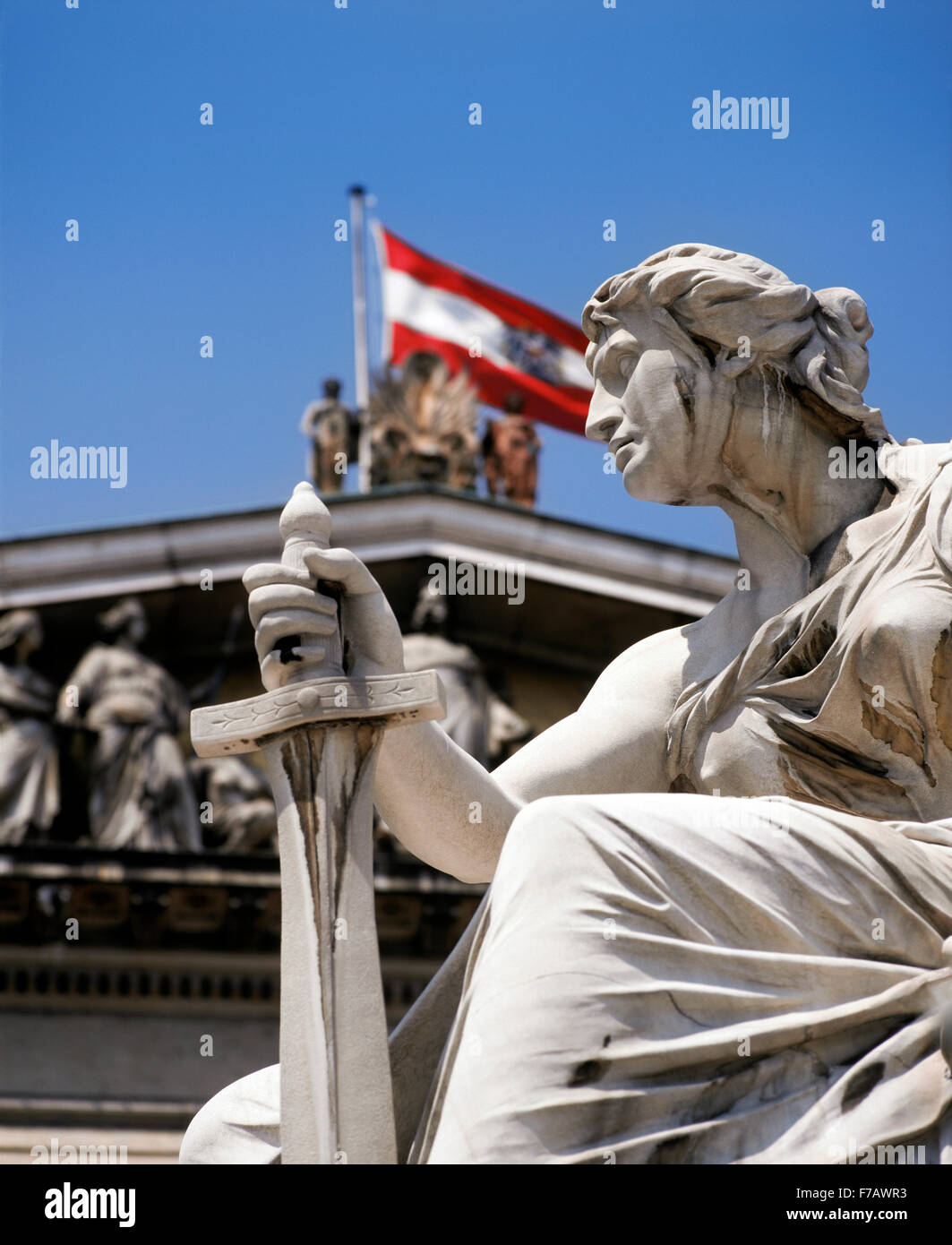 Austria, Vienna, statua presso il Parlamento europeo Foto Stock