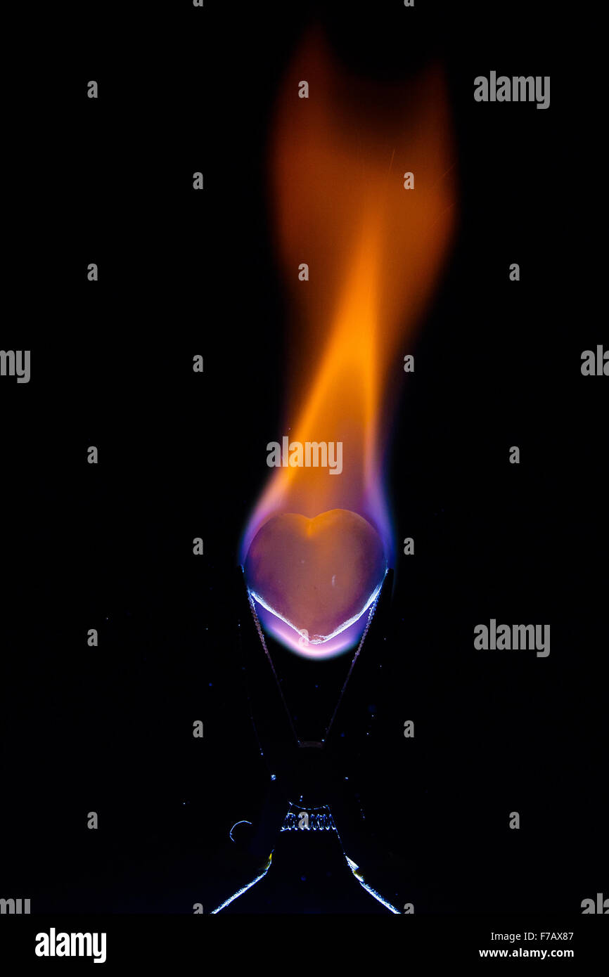 La masterizzazione di forma di cuore in aderenza su sfondo nero Foto Stock