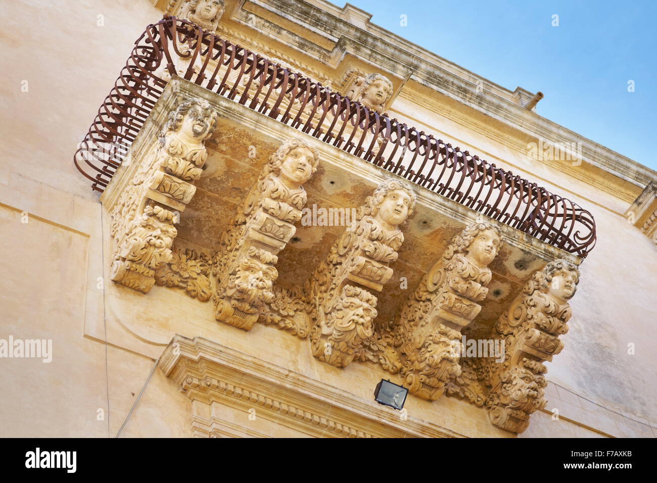 Dettagli barocco del balcone presso il Palazzo Villadorata (Palazzo Nicolaci), noto centro storico, Sicilia, Italia UNESCO Foto Stock