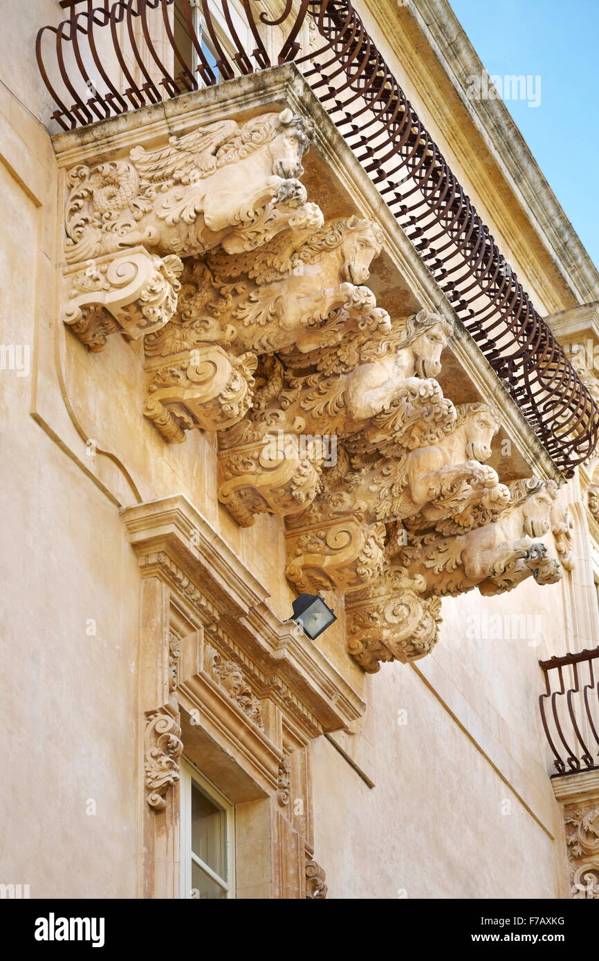 Dettagli barocco del balcone presso il Palazzo Villadorata (Palazzo Nicolaci), noto centro storico, Sicilia, Italia UNESCO Foto Stock