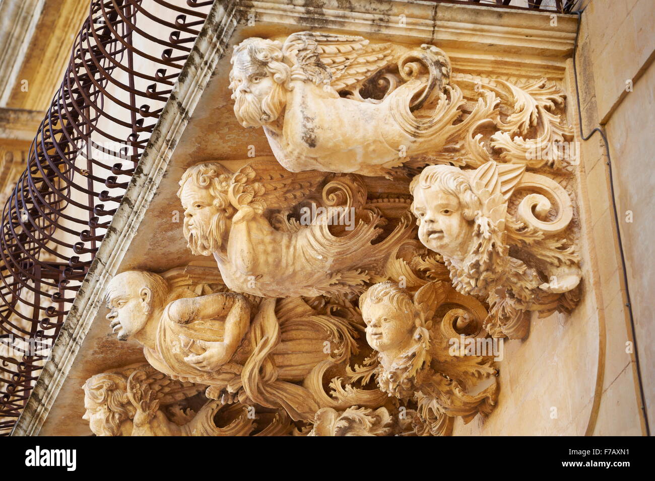 Dettagli barocco del balcone decorazione presso il Palazzo Villadorata (Palazzo Nicolaci), noto centro storico, Sicilia, Italia UNESCO Foto Stock