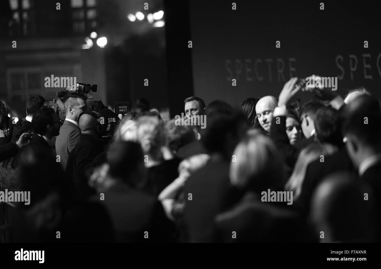 Daniel Craig visto sul tappeto rosso fare televisione interviste presso la Premiere mondiale del nuovo film di James Bond film spettro tenutosi presso la Royal Albert Hall di Londra. Dotato di: Daniel Craig dove: Londra, Regno Unito quando: 26 Ott 2015 Foto Stock