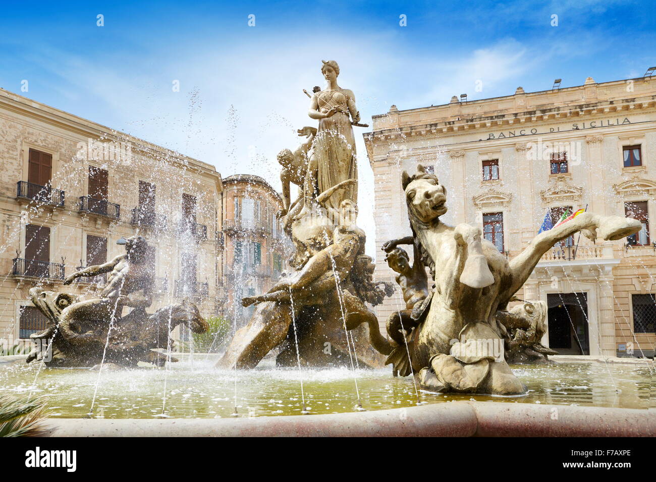 Fontana Diana (Fontana di Diana) sulla Piazza Archimede, Ortigia, Siracusa, Sicilia, Italia, UNESCO Foto Stock