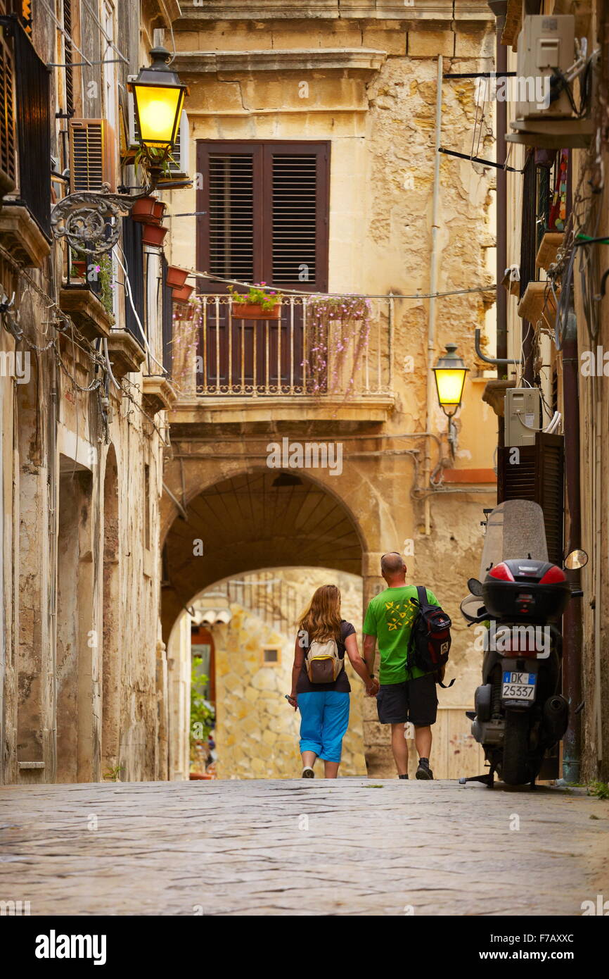 Sicilia - i turisti a camminare sulla strada di Siracusa Città Vecchia, Sicilia, Italia, UNESCO Foto Stock
