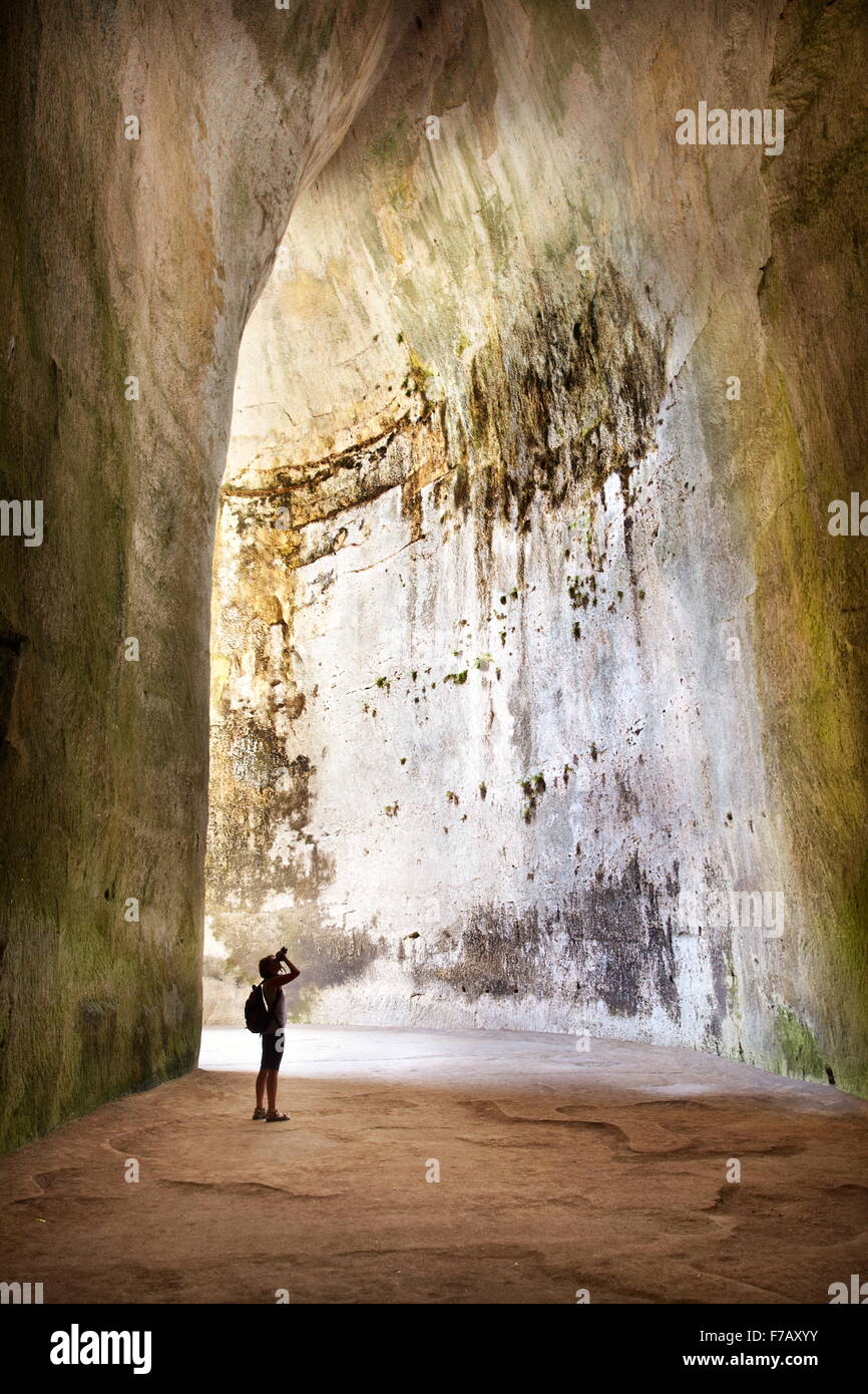 Tourist all'interno della grotta Orecchio di Dionisio, Orecchio di Dionigi, Siracusa, Sicilia, Italia Foto Stock