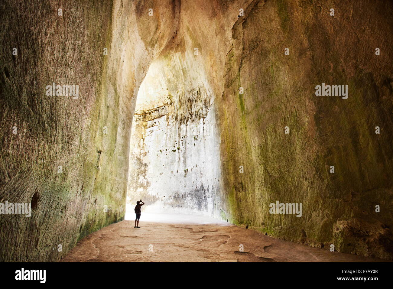 Tourist dentro l'Orecchio di Dioniso, Orecchio di Dionigi - interno della grotta, Siracusa, Sicilia, Italia Foto Stock