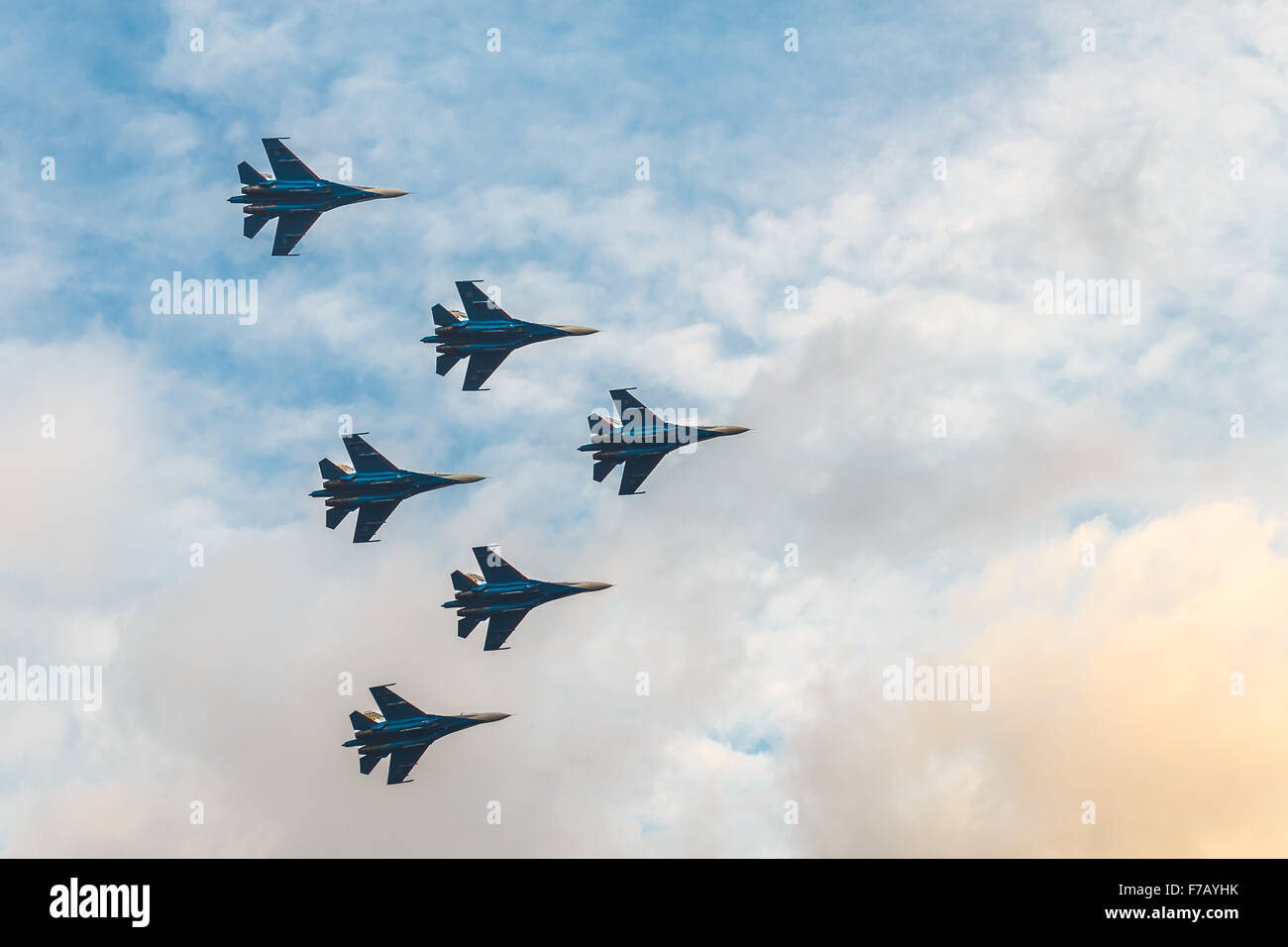 Sagome di russo velivoli da combattimento SU-27 nel cielo nuvoloso Foto Stock
