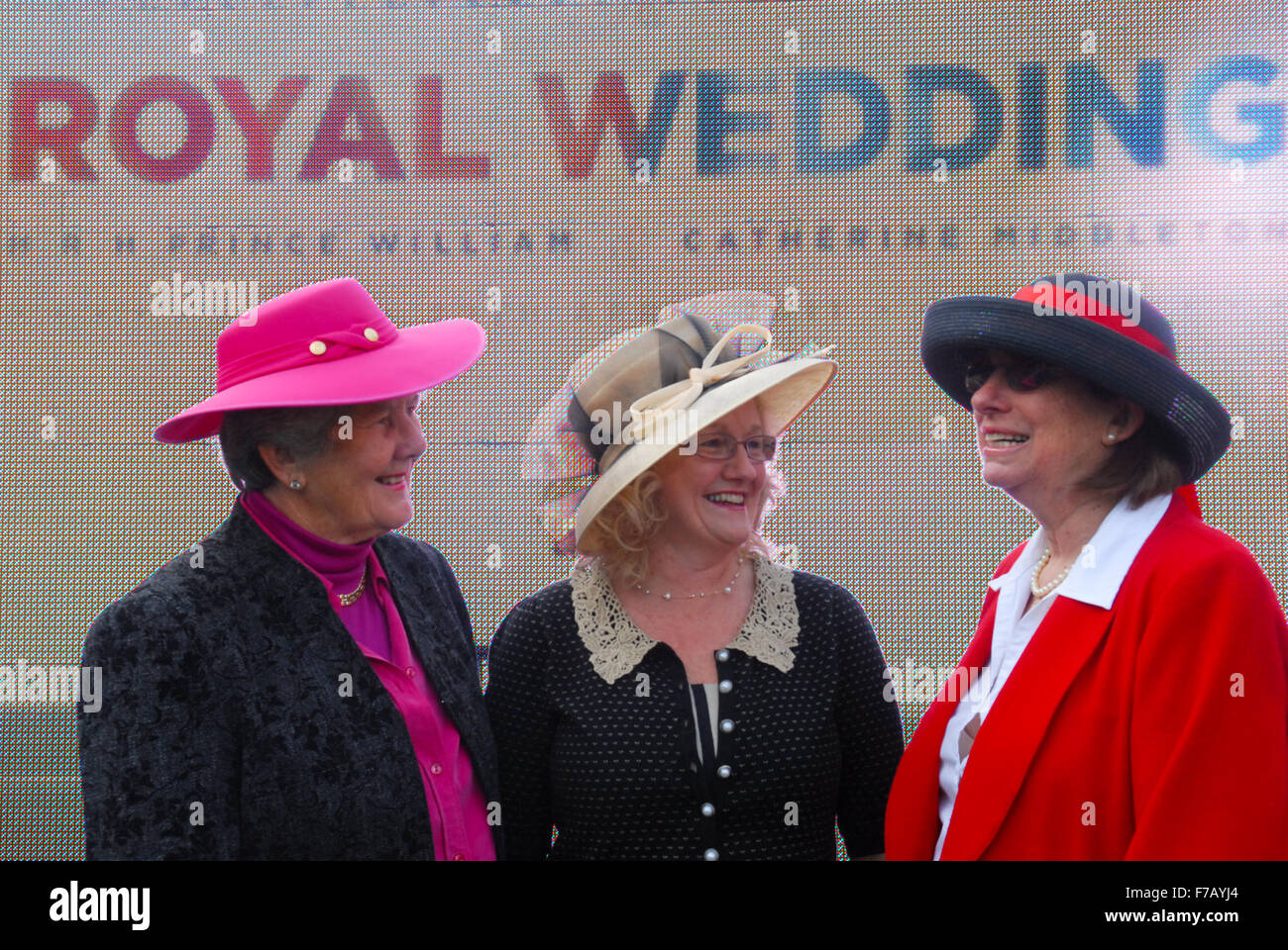 Tre donne di indossare cappelli presso il Royal Wedding Prima colazione in St Andrew's, Scozia in aprile 2011. Foto Stock