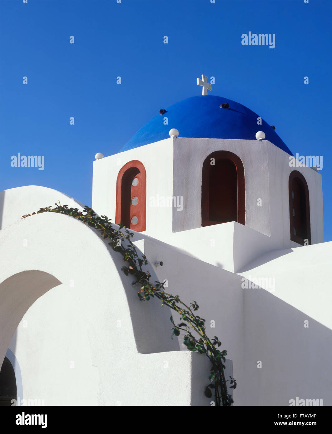 Grecia - Santorini Island, blu cupola chiesa Foto Stock