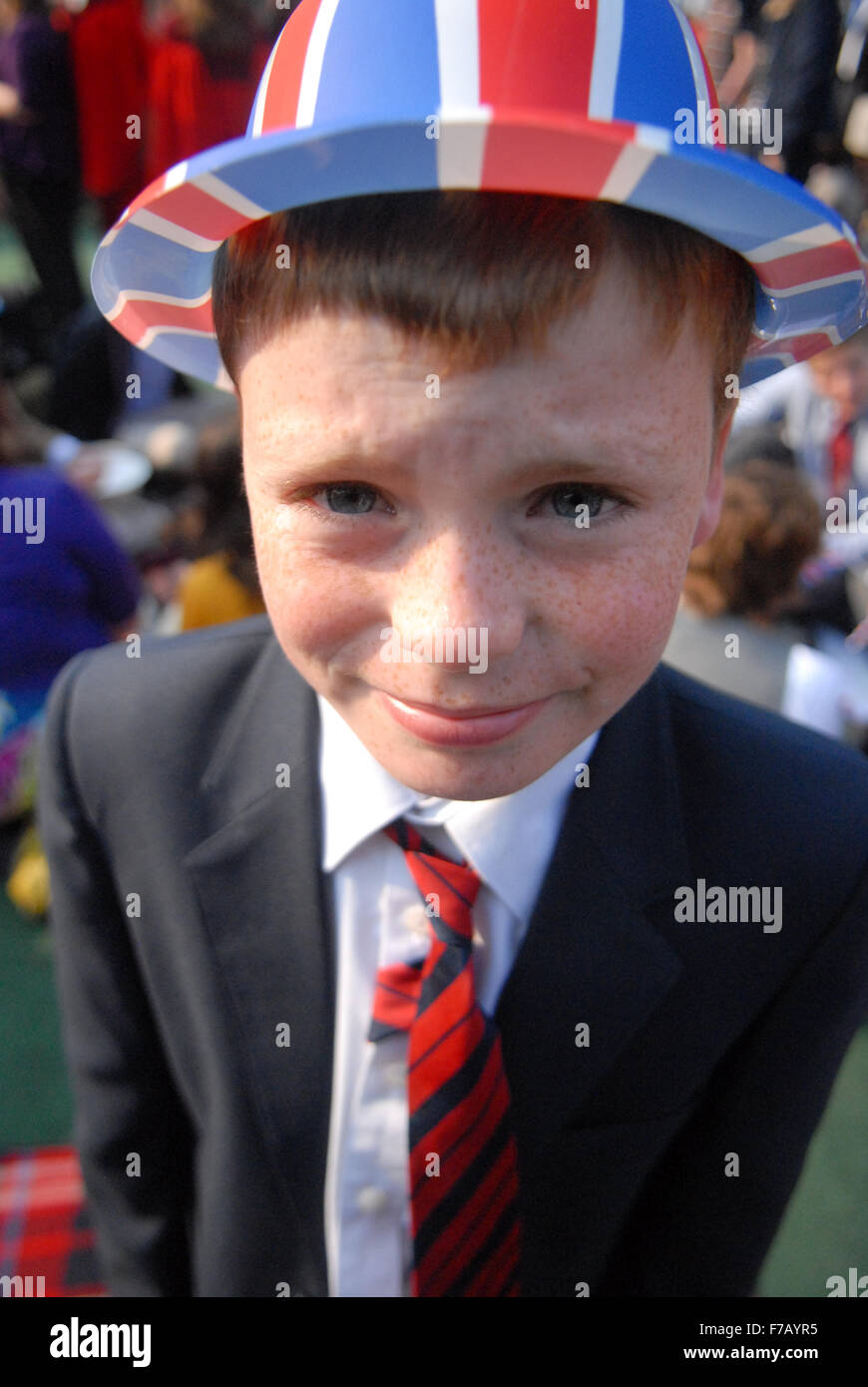 Gregor Stirling, 9, indossa una Unione Jack hat presso il St Andrews Royal Wedding Prima colazione in Scozia su Venerdì 29 Aprile 2011. Foto Stock