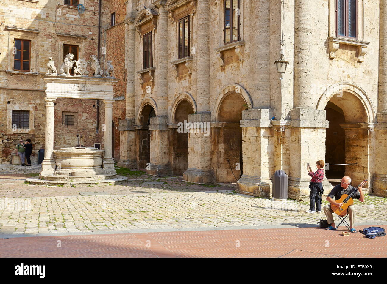 Pozzo di acqua nel villaggio storico di Montepulciano, Toscana, Italia Foto Stock
