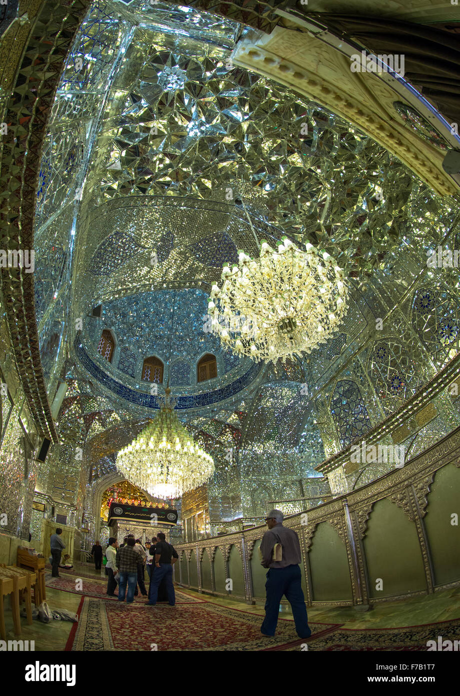 Musulmani sciiti gli uomini nella sala del Shah-e-cheragh Mausoleo, far Provincia, Shiraz, Iran Foto Stock