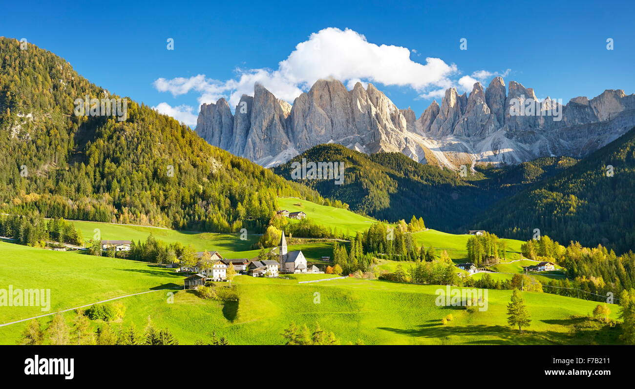 Santa Maddalena villaggio in montagna Dolomiti del Puez Odle e il Parco di natura, Alto Adige, Alpi europee, Italia Foto Stock