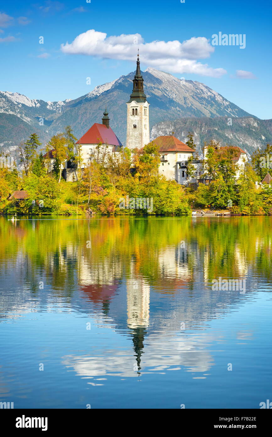 Il lago di Bled e Chiesa di Santa Maria, sulle Alpi Giulie, Slovenia Foto Stock