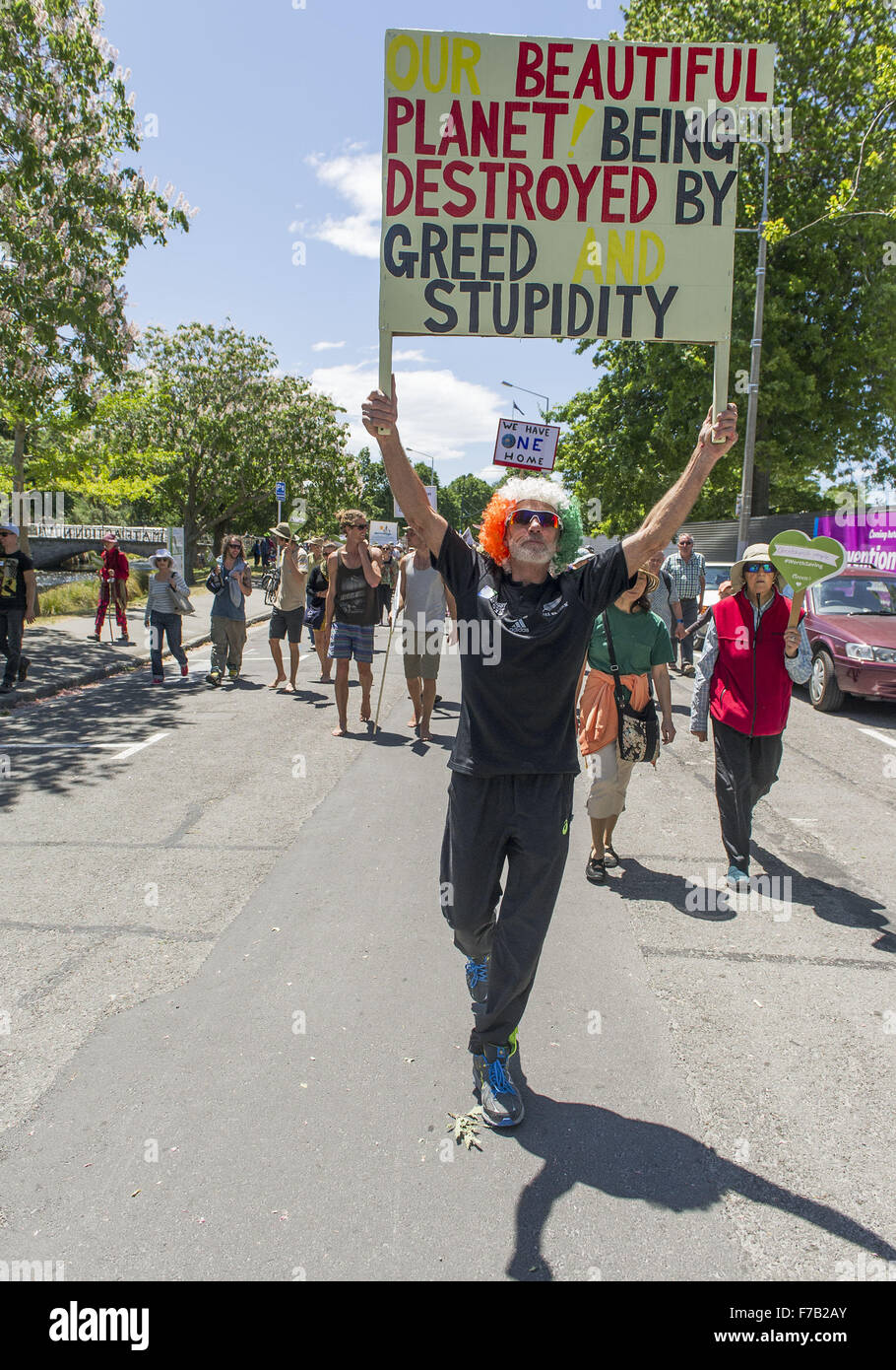 Christchurch, Nuova Zelanda. 28 Nov, 2015. Migliaia di persone in corteo attraverso le strade qui come parte della popolazione globale il clima di marzo in vista delle Nazioni Unite Vertice sul clima che si terrà a partire da Parigi il lunedì. Credito: PJ Heller/ZUMA filo/Alamy Live News Foto Stock