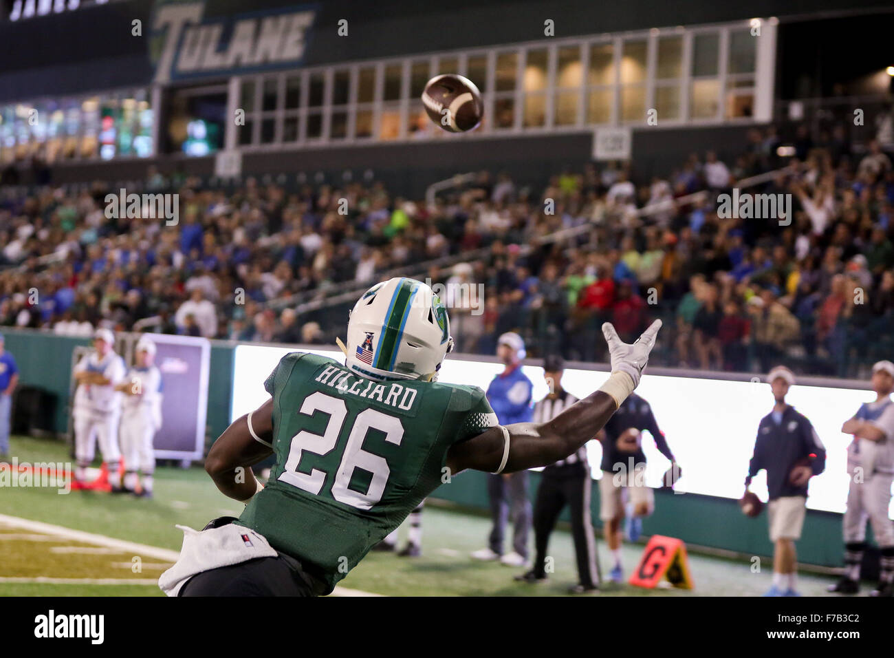 New Orleans, LA, Stati Uniti d'America. 27 Nov, 2015. Tulane Onda Verde running back Dontrell Hilliard (26) manca un touchdown durante il gioco tra la Tulane Onda Verde e il Tulsa Golden uragano a Benson Campo a Yulman Stadium di New Orleans, LA. © csm/Alamy Live News Foto Stock