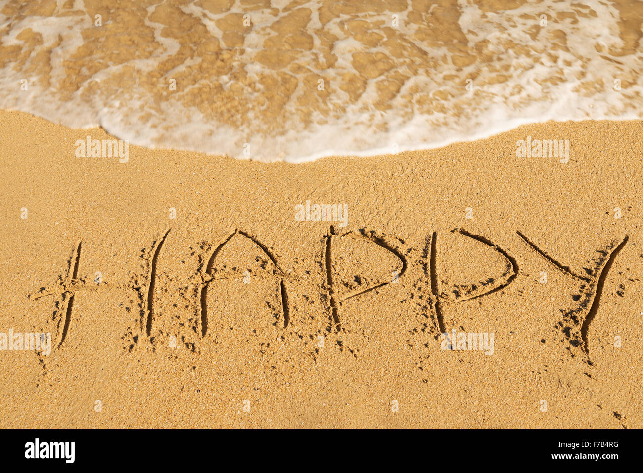 Messaggio felice sulla spiaggia di sabbia - vacanza e concetto di viaggio Foto Stock