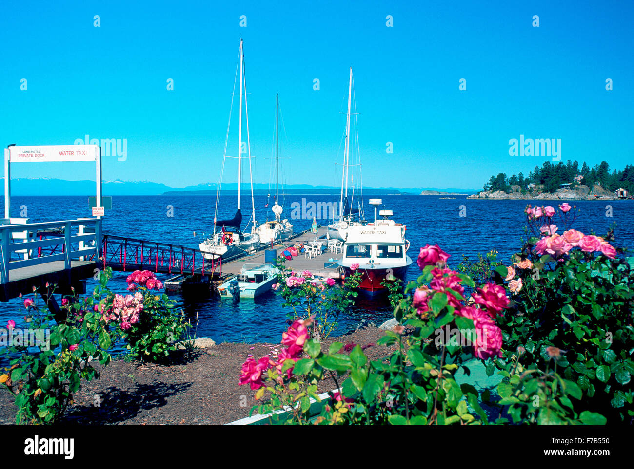 Lund, BC, British Columbia, Canada - barche ormeggiate sul pontile, Sunshine Coast Scenic Harbour / Harbour, capolinea della autostrada 101 Foto Stock