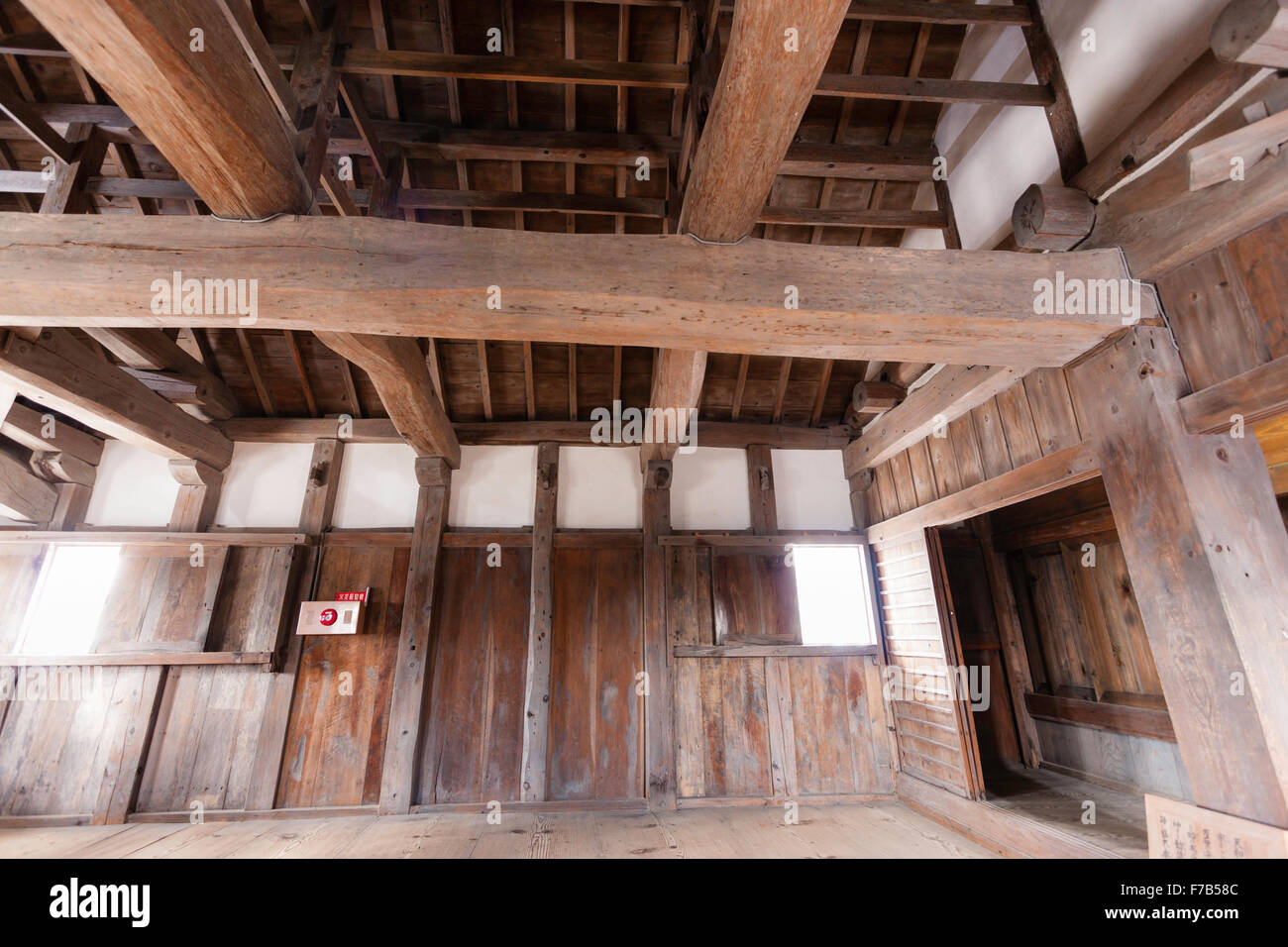 Castello giapponese, Bitchu Matsuyama, Takahashi. Interno del torrione originale, tenshu, mostrando le travi del tetto in legno e gesso pareti interne. Foto Stock