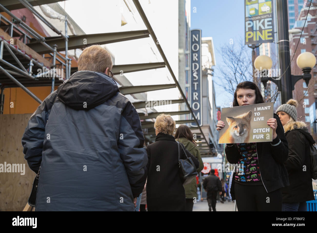 Attivista animale protestare fuori Nordstrom flagship store a Seattle, Stati Uniti d'America. Foto Stock