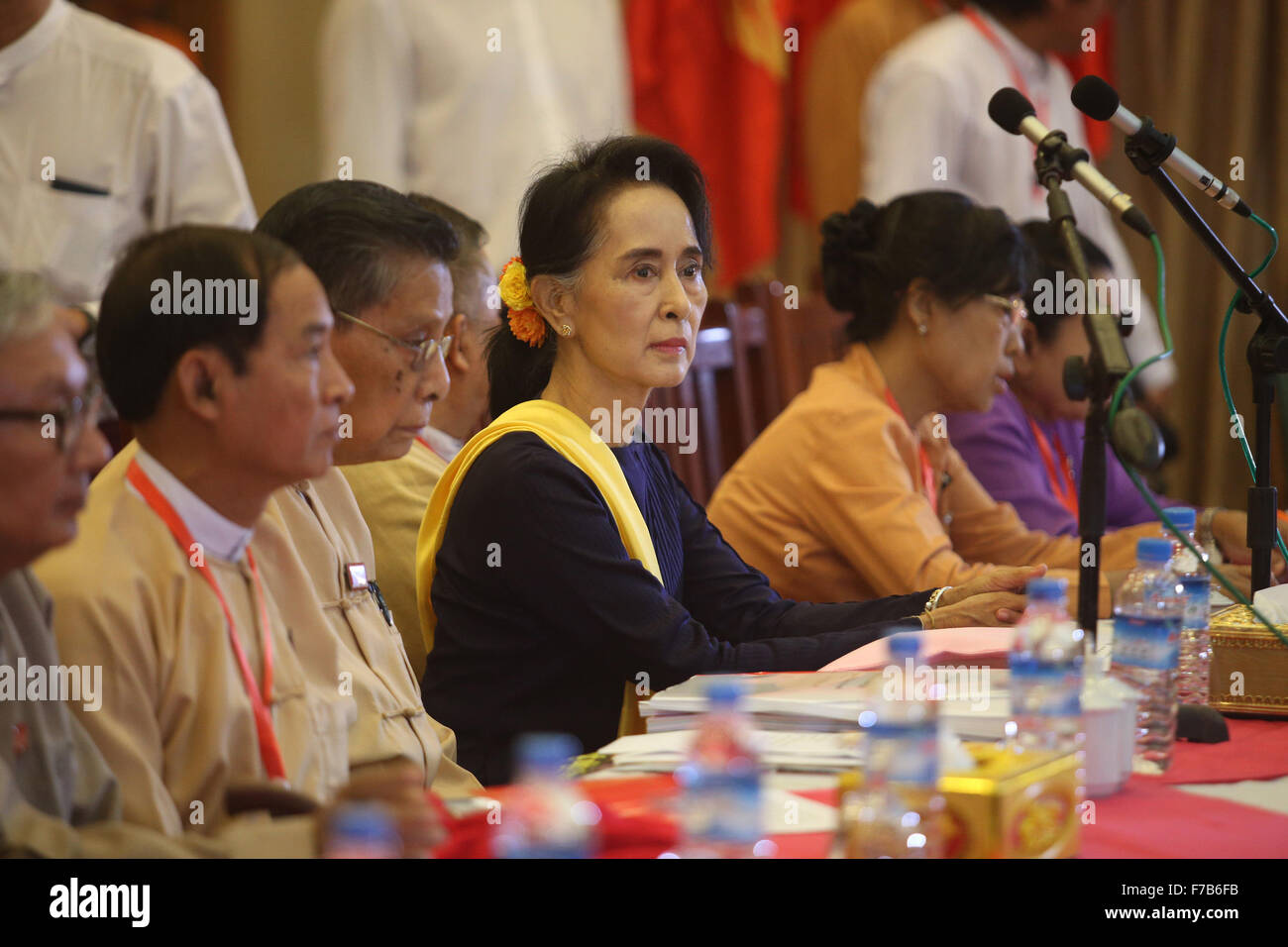 Yangon, Myanmar. 28 Nov, 2015. Myanmar opposizione della Lega nazionale per la democrazia (NLD) leader Aung San Suu Kyi partecipa a una riunione con la NLD eletti i candidati a Yangon, Myanmar, nov. 28, 2015. Credito: U Aung/Xinhua/Alamy Live News Foto Stock