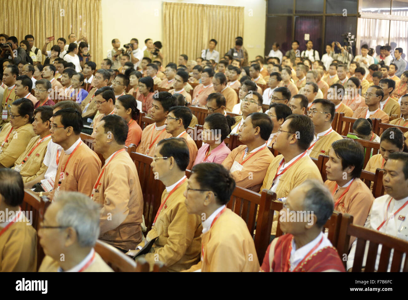 Yangon, Myanmar. 28 Nov, 2015. Candidati eletti del Myanmar opposizione della Lega nazionale per la democrazia (NLD) di partecipare a una riunione con il leader del partito di opposizione NLD Aung San Suu Kyi (invisibile) nell Arcidiocesi di Yangon, Myanmar, nov. 28, 2015. Credito: U Aung/Xinhua/Alamy Live News Foto Stock