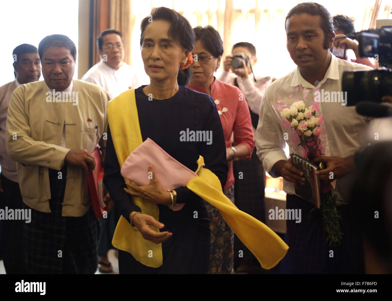Yangon, Myanmar. 28 Nov, 2015. Myanmar opposizione della Lega nazionale per la democrazia (NLD) leader Aung San Suu Kyi arriva in occasione di una riunione con la NLD eletti i candidati a Yangon, Myanmar, nov. 28, 2015. Credito: U Aung/Xinhua/Alamy Live News Foto Stock