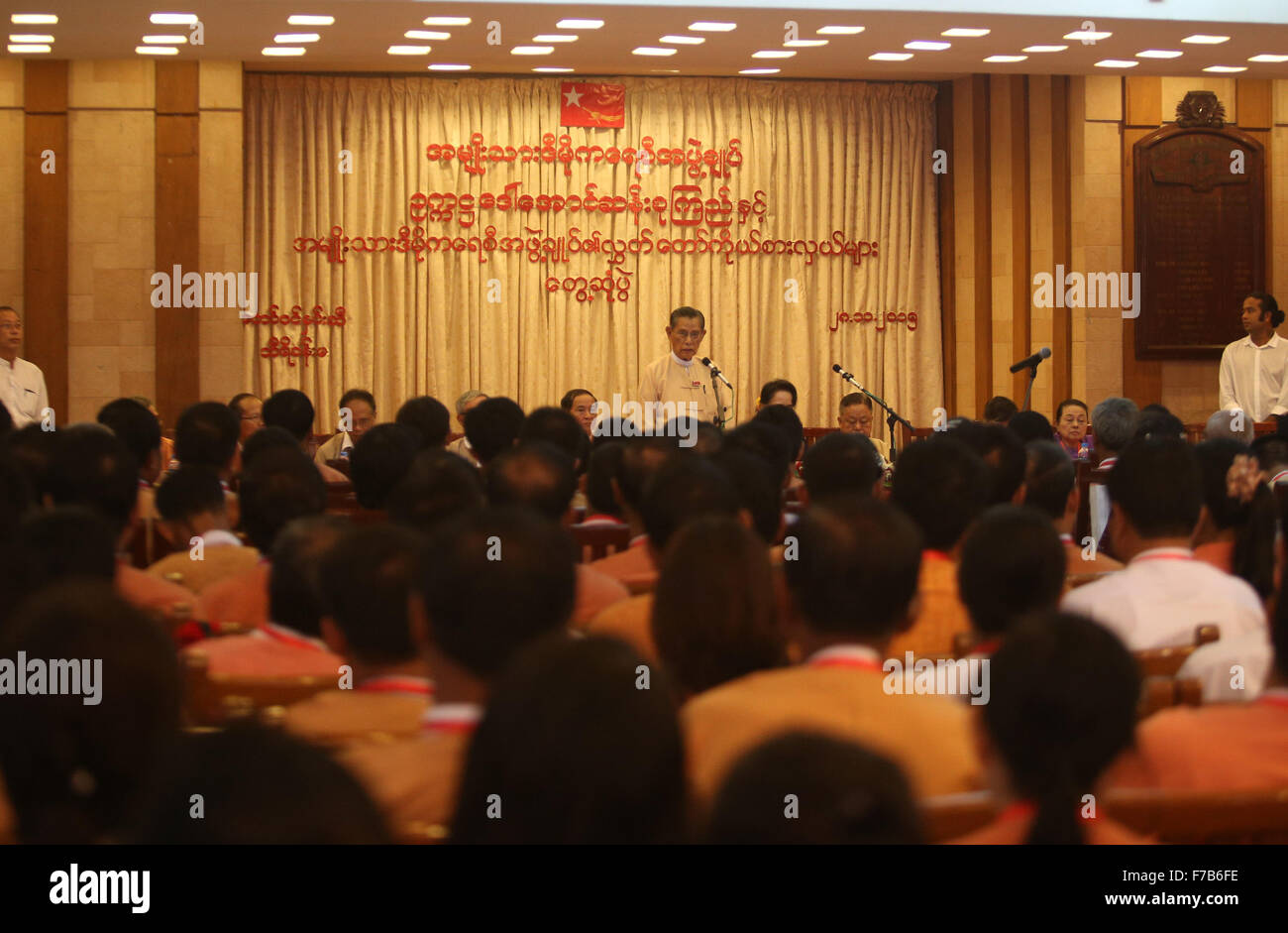 Yangon, Myanmar. 28 Nov, 2015. Patrono del Myanmar opposizione della Lega nazionale per la democrazia (NLD) U Tin Oo offre un discorso durante una riunione della NLD leader Aung San Suu Kyi e la NLD eletti i candidati a Yangon, Myanmar, nov. 28, 2015. Credito: U Aung/Xinhua/Alamy Live News Foto Stock