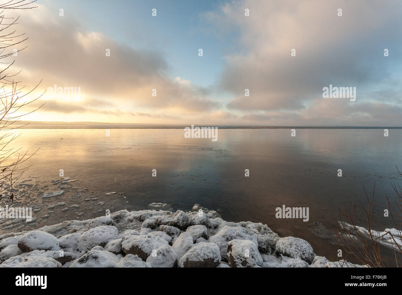 Pereslavl-Zalessky, Russia - 26 Novembre 2015: nuvole sopra il lago di congelamento. Foto Stock