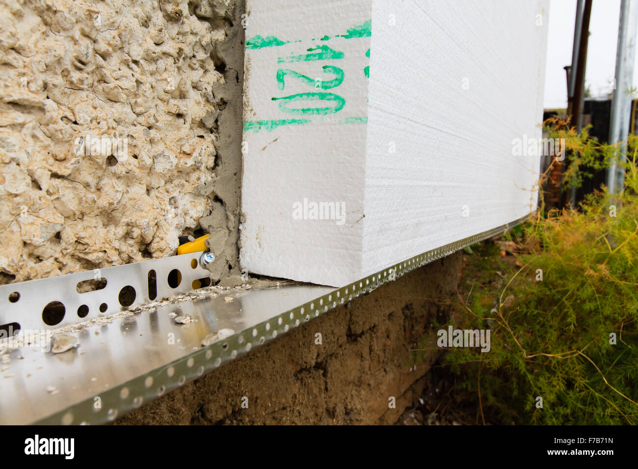 Primo piano della facciata di isolamento polistirene - rampa di fondazione Foto Stock