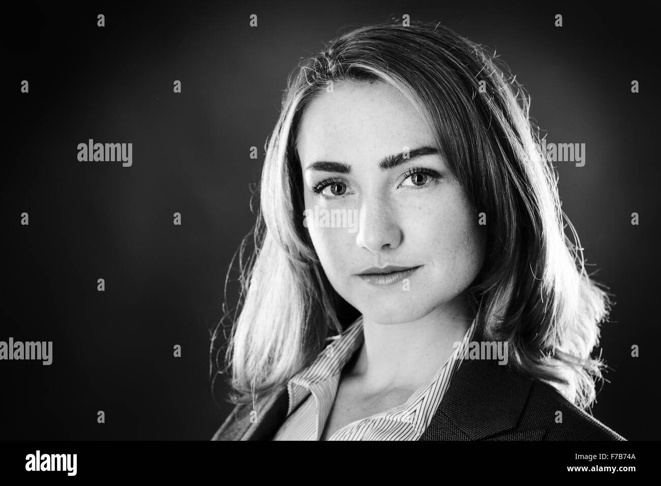 Ritratto di una donna d'affari shot in studio su sfondo grigio Foto Stock