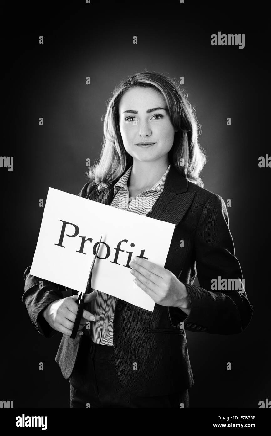 Business donna taglio di carta a metà con la parola scritta di profitto su di esso, concept idea shot in studio su sfondo grigio Foto Stock