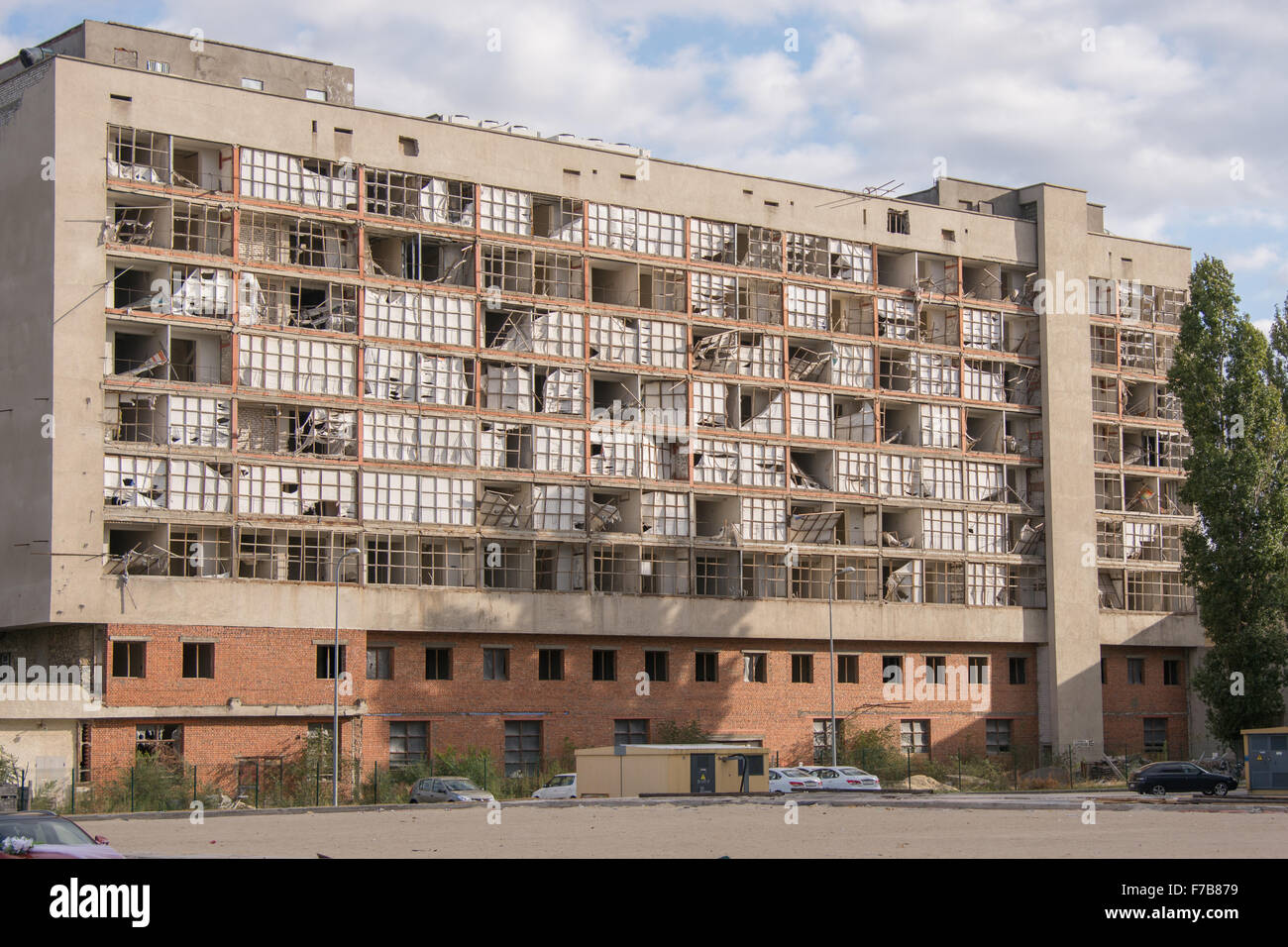 Volgograd, Russia - 10 Ottobre 2015: abbandonato e distrutto edificio situato sulla strada Maresciallo Chuikov 65, ex h Foto Stock