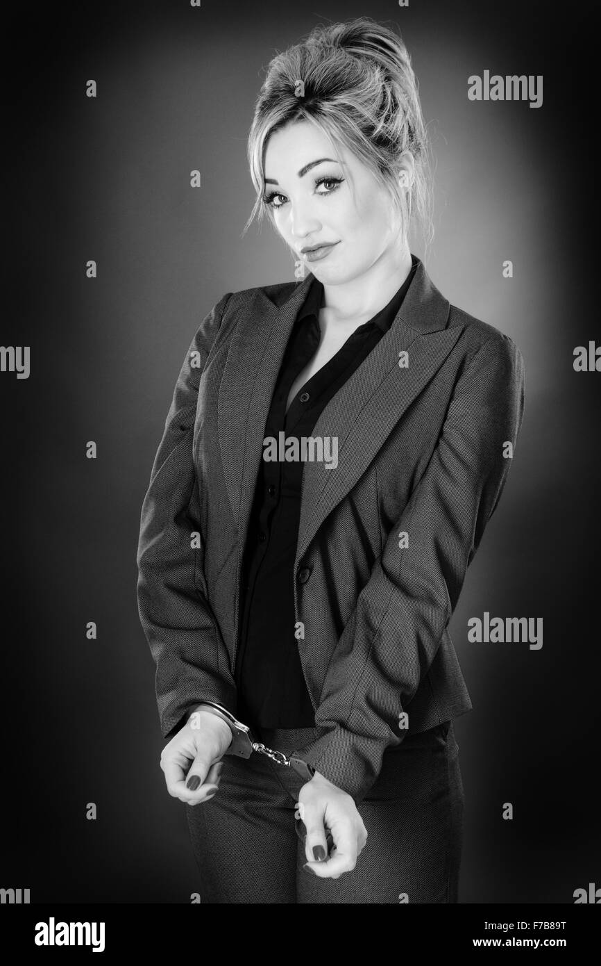 Business donna, ammanettato shot in studio su sfondo grigio Foto Stock