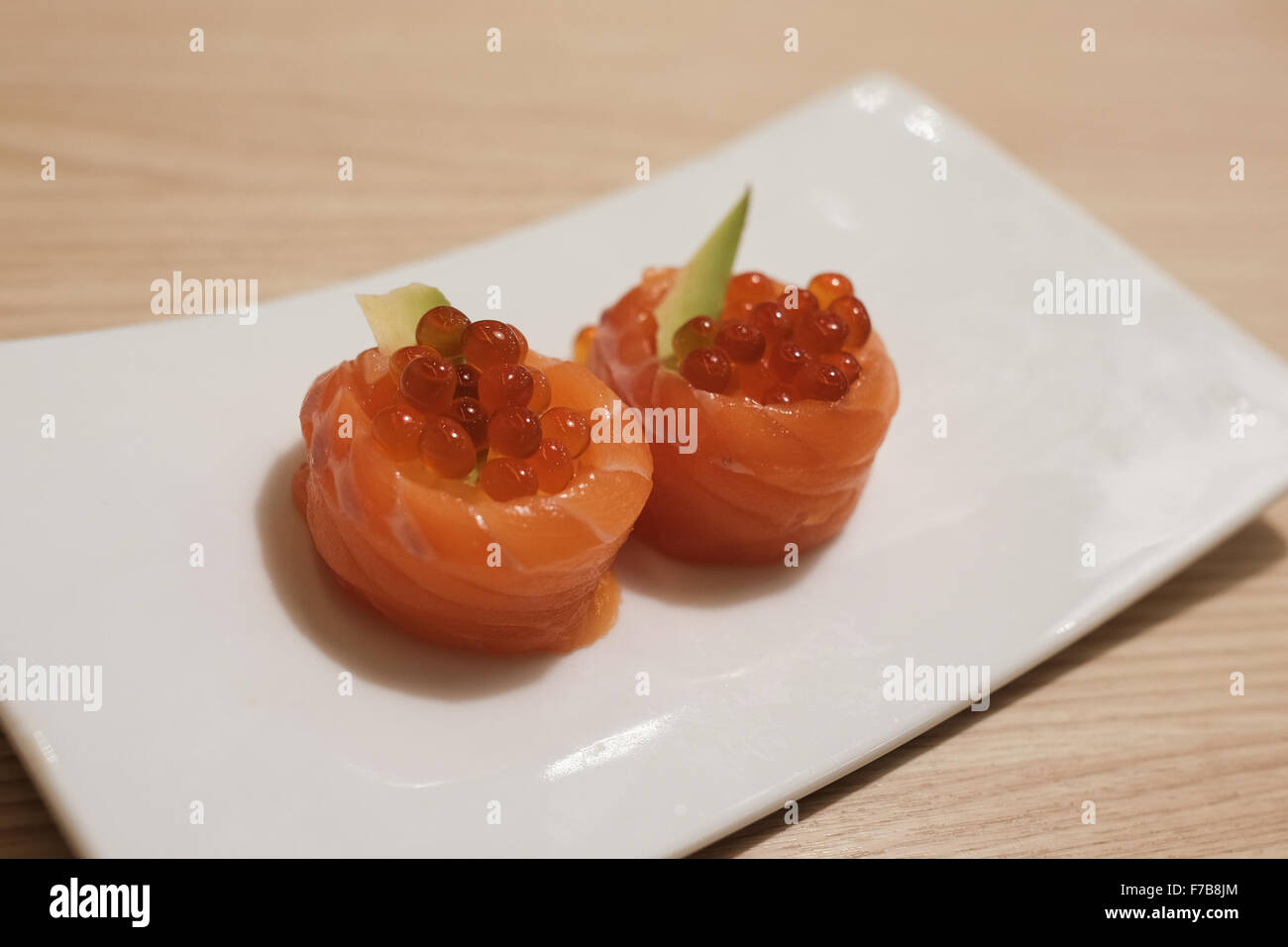 Salmone Ikura (uova di salmone e avocado avvolti con materie salmone) Foto Stock