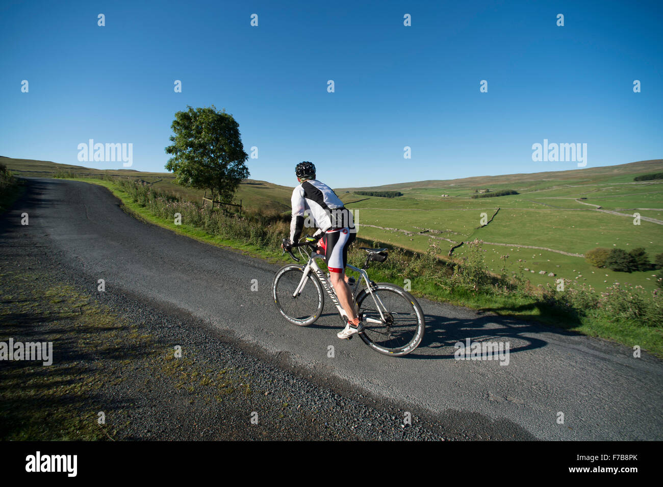 Escursioni in bicicletta nel Yorkshire Dales National Park, Regno Unito. Un cavaliere solitario Darnbrook arrampicata cadde su una bella mattina di settembre. Foto Stock