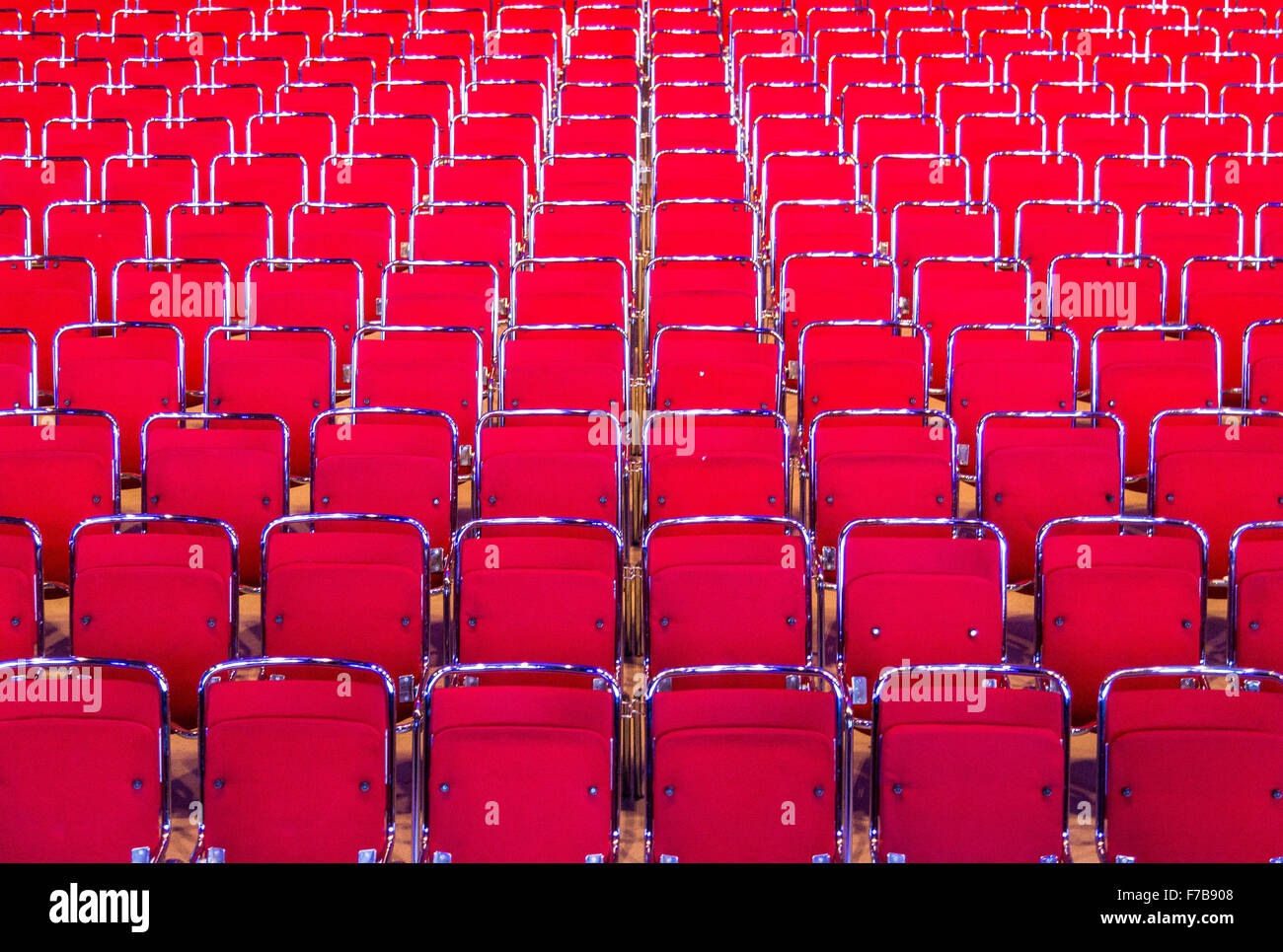 Sedie rosse, molte righe in un auditorium, il teatro, Foto Stock
