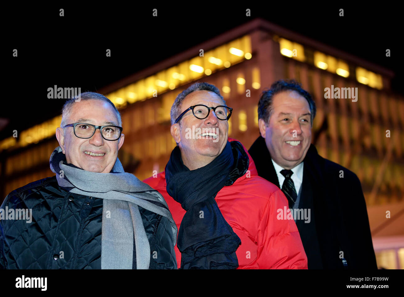 Bruxelles, Belgio. 27 Novembre, 2015. Sindaco di Bruxelles Yvan Mayeur visite apertura del Mercatino di Natale e la pista di pattinaggio su ghiaccio per pattinare sulla Place de la Monnaie il 27 novembre 2015 a Bruxelles, in Belgio Credito: Skyfish/Alamy Live News Foto Stock