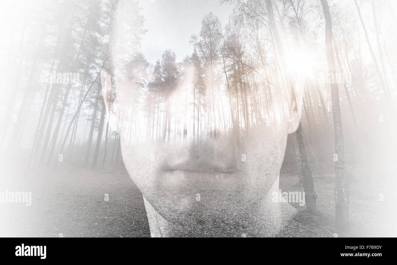 Giovane uomo, ritratto con gli occhi chiusi combinato con paesaggio forestale, doppia esposizione di un effetto fotografico Foto Stock