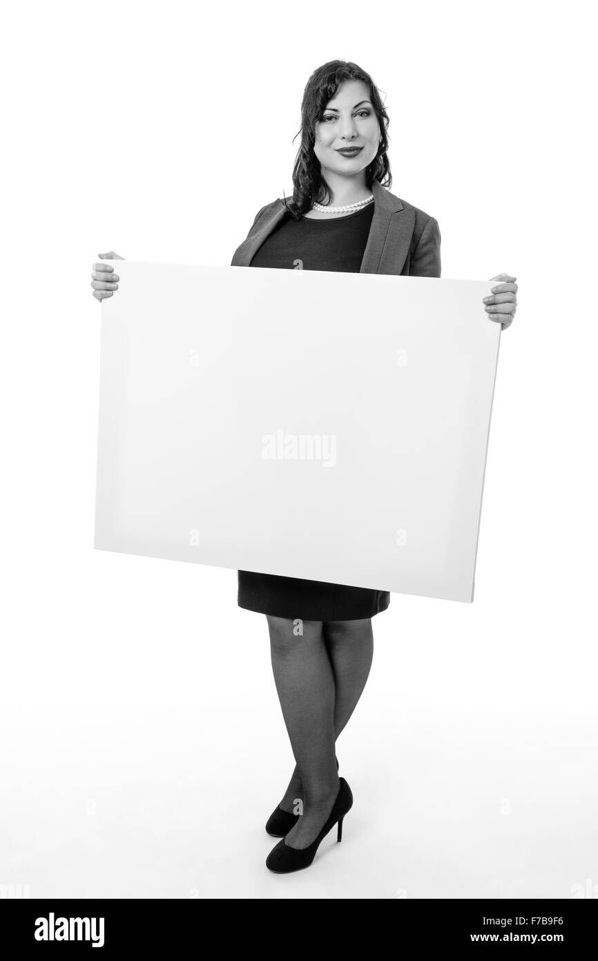 Studio shot di una donna in un business suit tenendo una scheda vuota per la visualizzazione di un messaggio Foto Stock