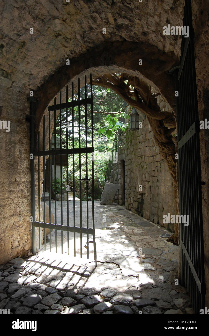 Porta vecchia di antica fortezza nel Bar storico, Montenegro. Foto Stock