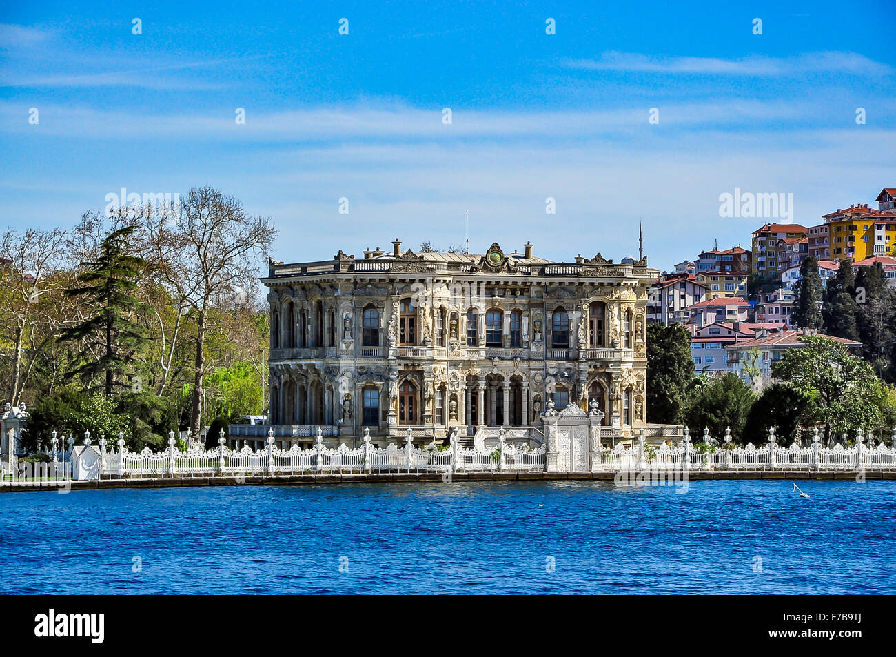 Palazzo Küçüksu (Kucuksu Palace) visto da lo stretto del Bosforo, Istanbul, Turchia Foto Stock