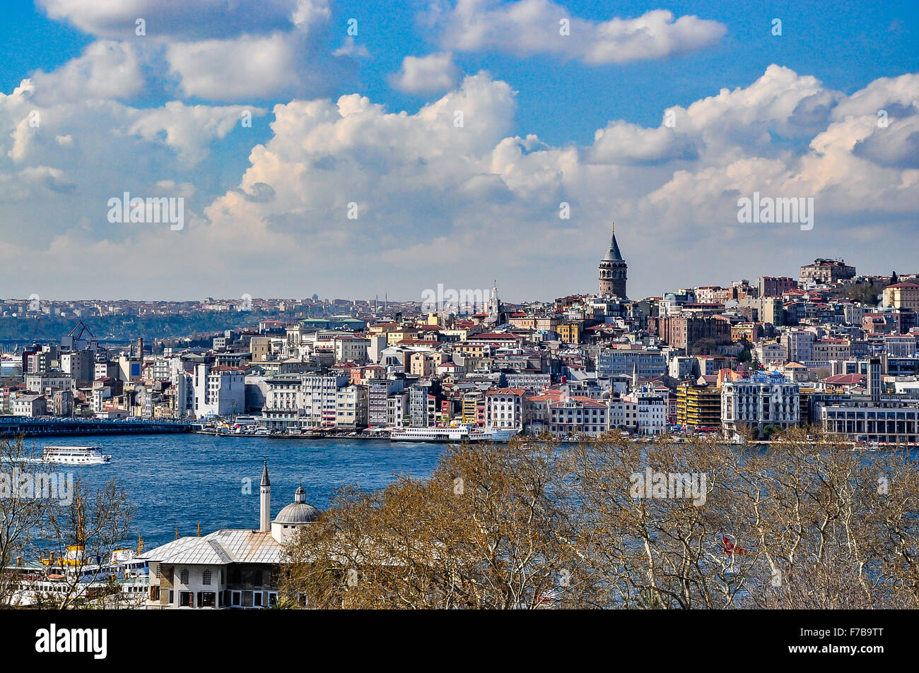 Vista del Galata e Golden Horn bay dal Palazzo Topkapi su una bella giornata Foto Stock