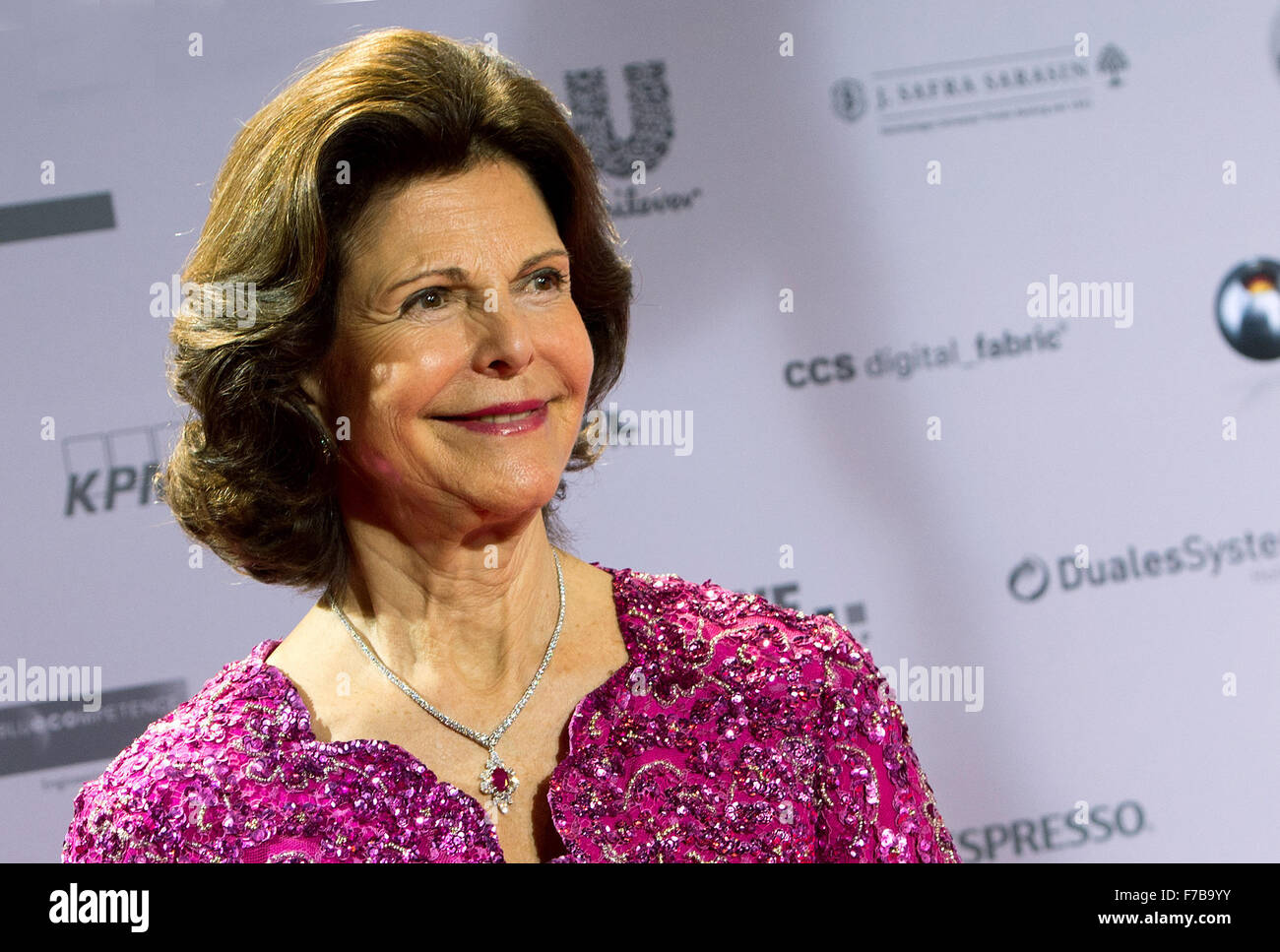 Regina Silvia di Svezia raffigurata sul tappeto rosso prima del Deutscher Nachhaltigkeitspreis (tedesco lo sviluppo sostenibile Awards) a Duesseldorf in Germania, 27 NNovember 2015. Circa 1200 persone dai campi di affari, politica delle autorità locali e la ricerca hanno partecipato alla cerimonia di premiazione. Foto: Monika SKOLIMOWSKA/DPA Foto Stock