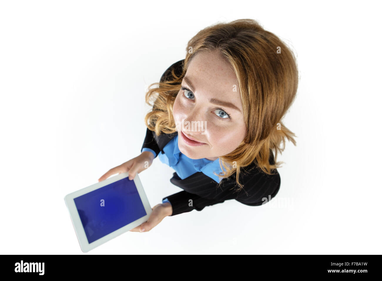 Donna sorridente che mostra computer tablet schermo, isolati su sfondo bianco. Foto Stock