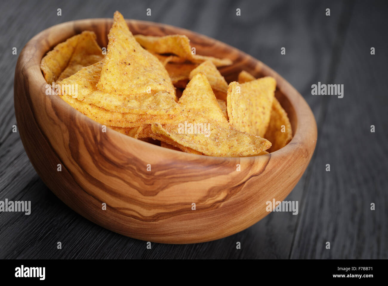 Tortilla chips in legno d'olivo ciotola sul tavolo di legno Foto Stock