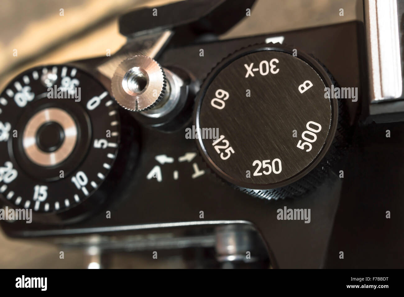 Interruttore della velocità otturatore della vecchia fotocamera reflex. Messa a fuoco selettiva. Foto Stock